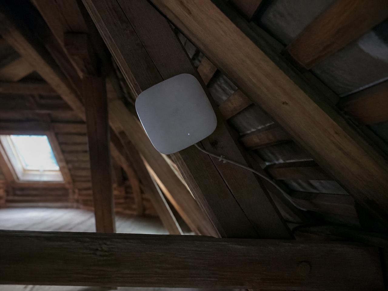 Access point monteret under tagspær på loftet