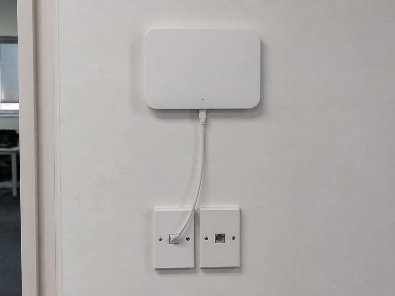 Access point monteret over netværksstik på kontor